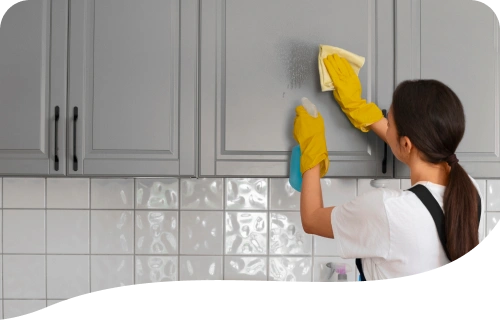 Sprzątanie kuchni w mieszkaniu z dokładnym czyszczeniem szafek i powierzchni
