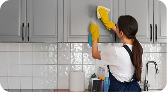 Sprzątanie kuchni w mieszkaniu z dokładnym czyszczeniem szafek i powierzchni