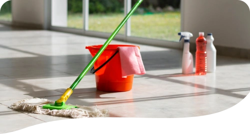 Sprzątanie i mycie podłóg w domu przy użyciu profesjonalnego sprzętu